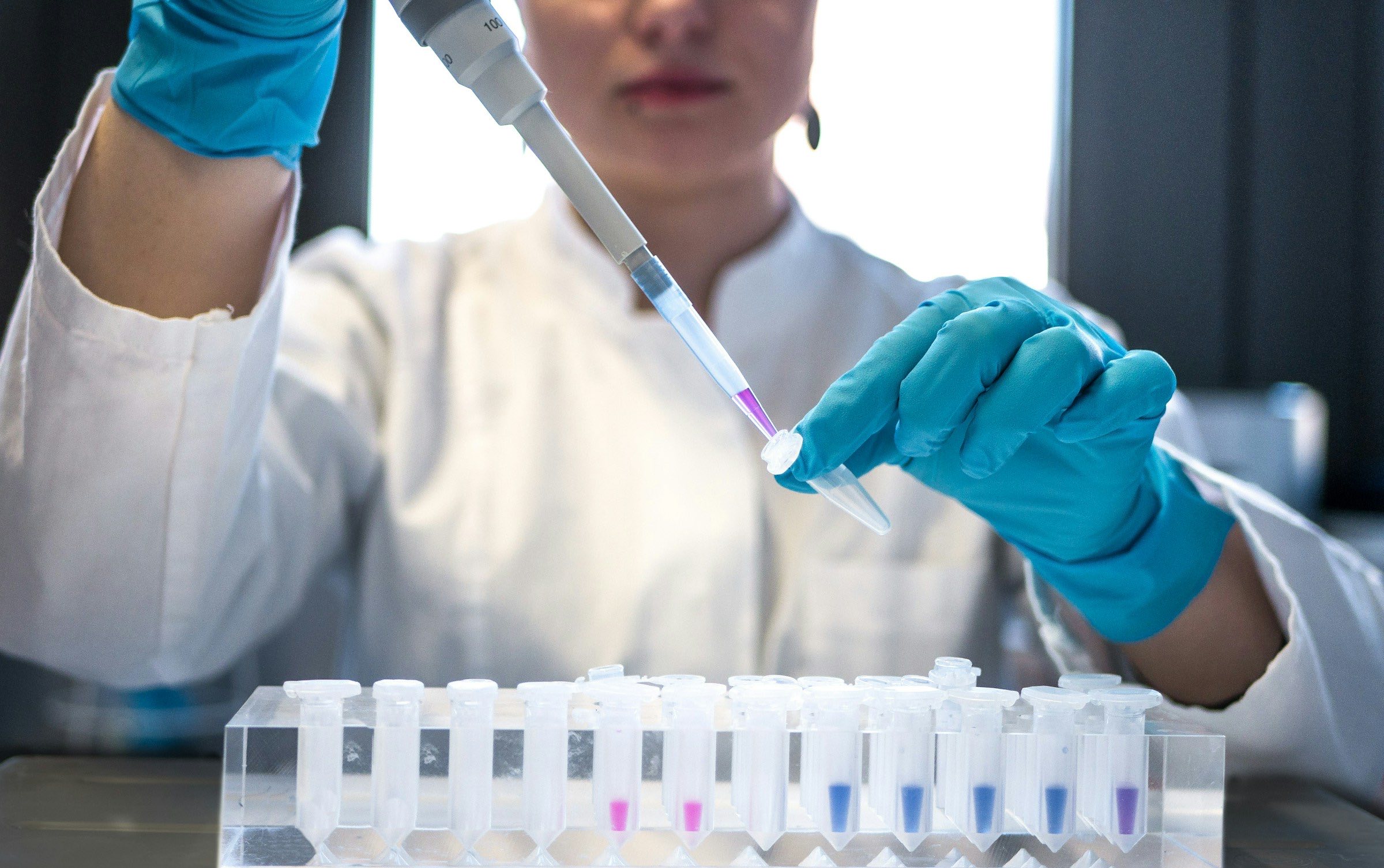 Químico de laboratorio procesando muestras